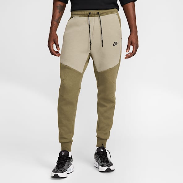 Nike Black Friday Lifestyle Tech Fleece. Nike SI
